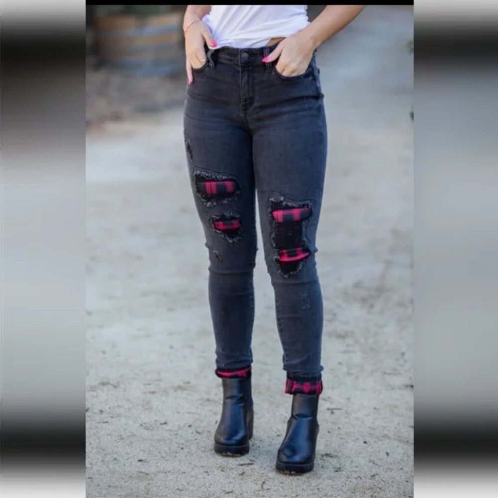 NEW Judy Blue Skinny Fit Black Buffalo Plaid Patch Distressed Cuffed Jeans 30